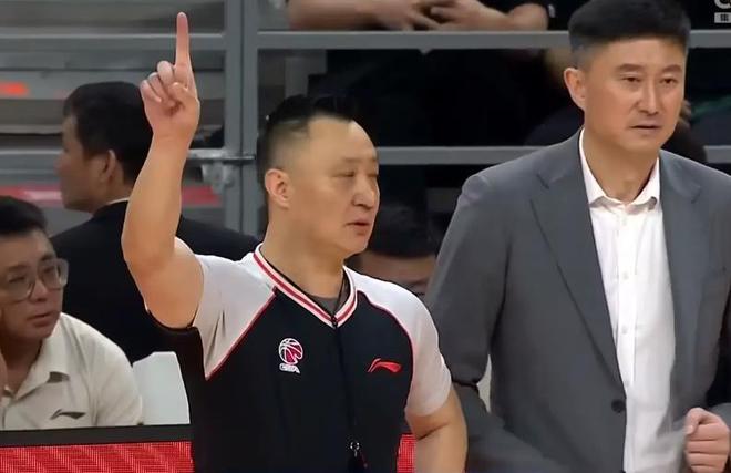 任骏飞肘击王哲林，网友称“动作危险且恶劣，应该禁赛”