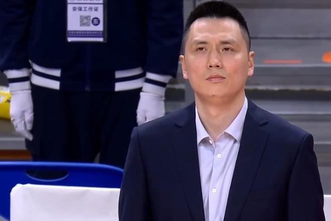 输球后上海队卢伟指导被质疑；徐杰称季后赛就是“打架和摔跤”