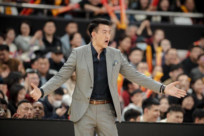 广厦将被掀翻？青岛祭出烤狮掌，王博咋办