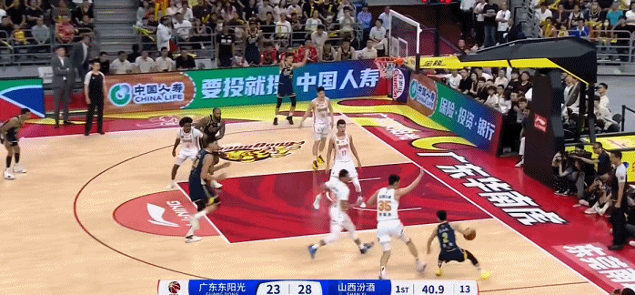 表現(xiàn)不俗！徐杰替補(bǔ)登場首節(jié)3中3得到8分幫助廣東將分差縮小至3分