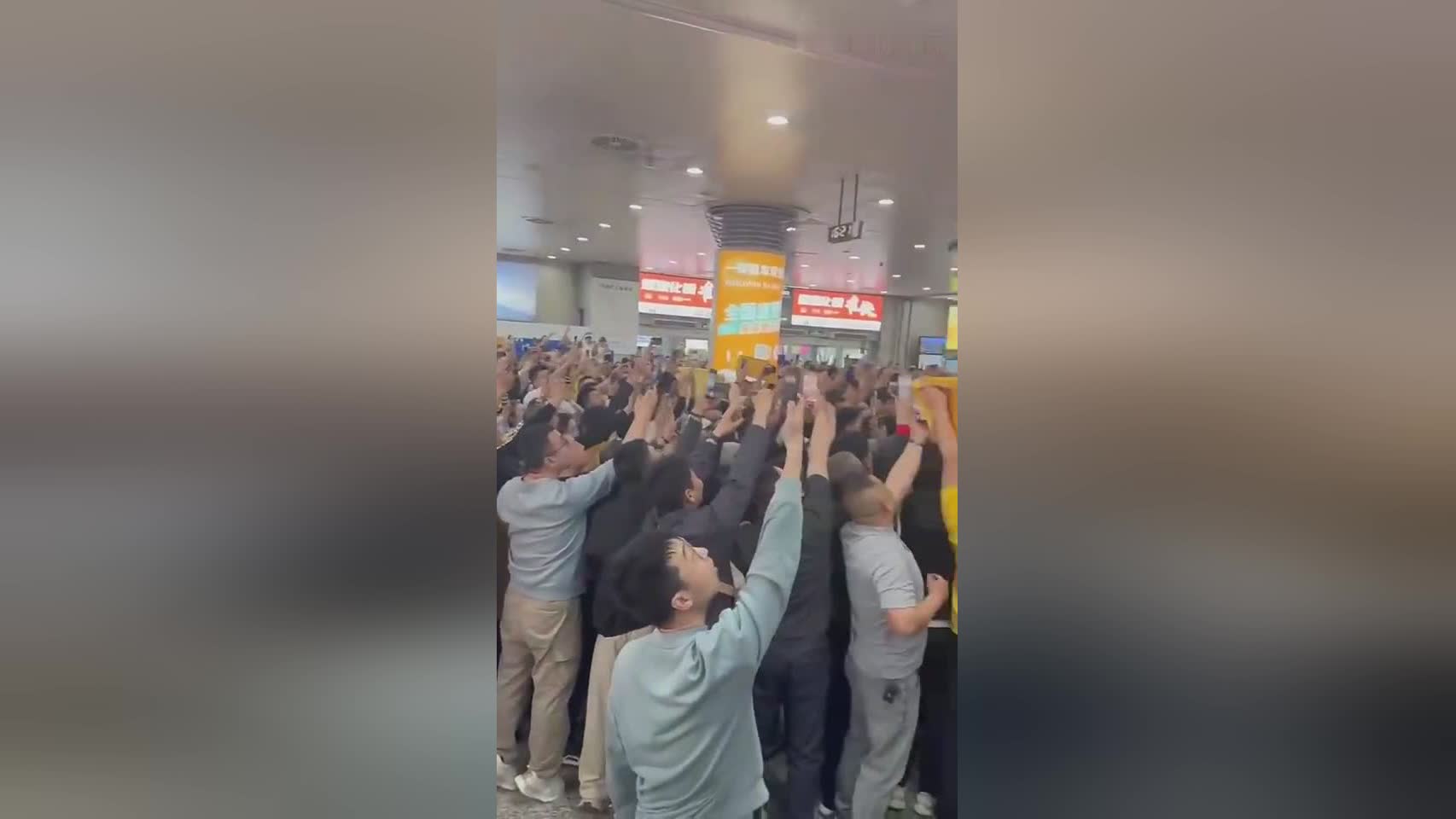 山西男篮时隔13年后重返四强！上千名球迷在机场接球队凯旋