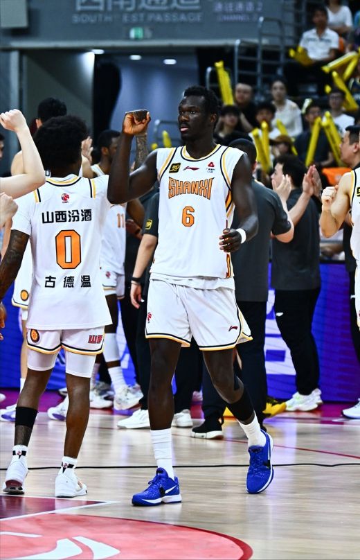四外援齐发挥！山西晋级基本盘！面对恶犯无声抗议，拒绝广东握手