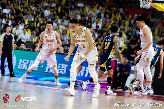 杜锋:理解大家不满0-3出局 胡明轩徐杰体能耗尽拼尽了最后1颗子弹