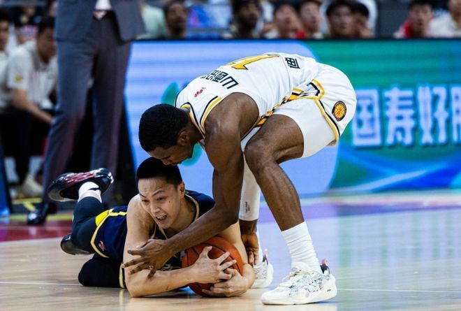 广东主场窝囊出局，朱芳雨面色凝重，戴上眼镜也掩饰不住内心惆怅