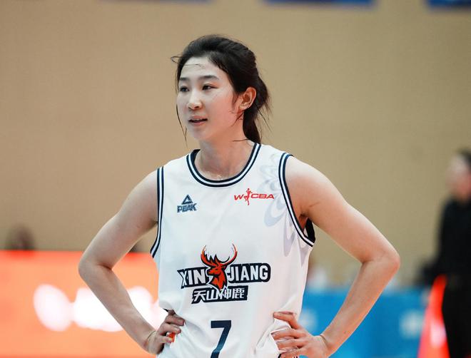又美又能打！中国女篮又一26岁1米84前锋崛起：曾辅佐李月汝夺冠
