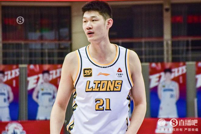 带伤拿下两双！胡金秋12中6拿到19分10篮板 6前场篮板