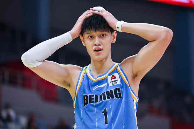 今晚能打吗？媒体人：曾凡博提前结束训练绑上冰袋，周琦去医院治疗眼睛