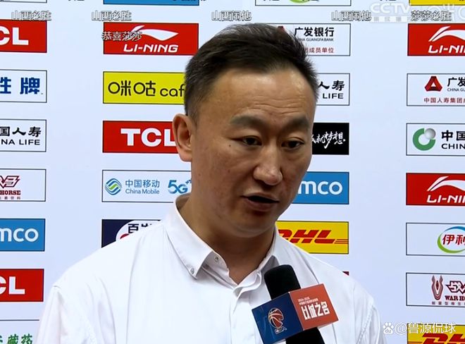 替补席惊现“隔空对喷”：韦瑟斯庞摔毛巾离场