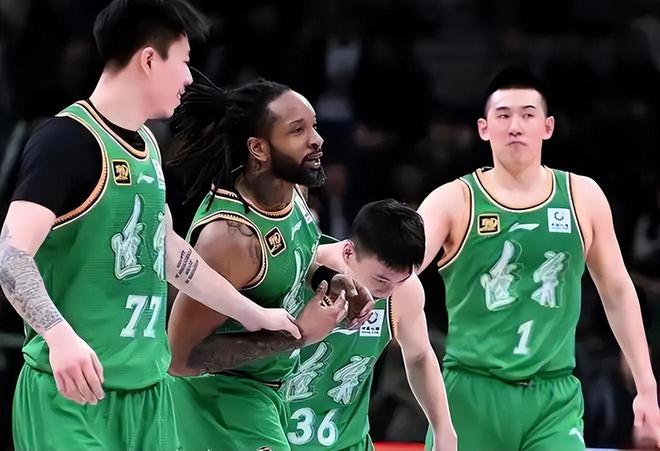 辽篮外援威尔斯年薪曝光，3大优势或接班弗格，涨薪续约辅佐杨鸣