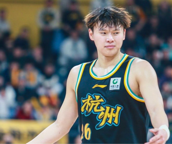 广厦淘汰青岛各界说啥？苏群点奇兵，广厦伤病麻烦，杨瀚森出隐患