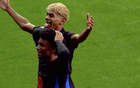 2-0 亚马尔世界波创70年神迹 巴萨16轮15胜加冕三冠王+联赛第28冠