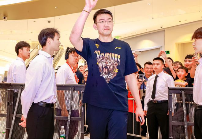 廣廈奪冠見(jiàn)面會(huì)！胡金秋孫銘徽缺席，多人講話(huà)，王博布朗切蛋糕！
