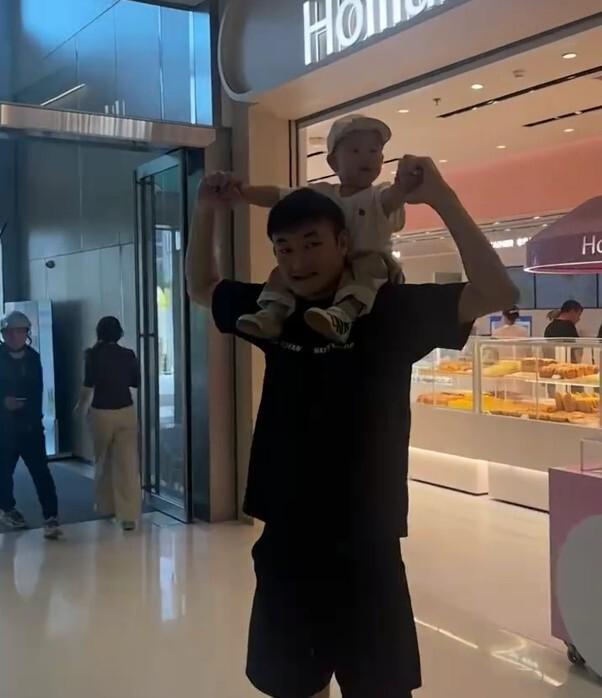 好久不見！遼籃舊將享受退役生活 一家三口悠閑逛街