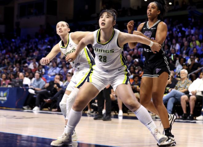 超级双塔！李月汝11+9隔空PK张子宇16+4，中国女篮迎来幸福的烦恼