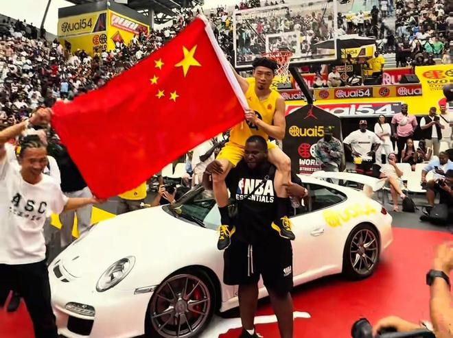 世界冠軍?！39歲陳登星飛車胯下扣籃大賽奪冠！高舉中國國旗慶祝