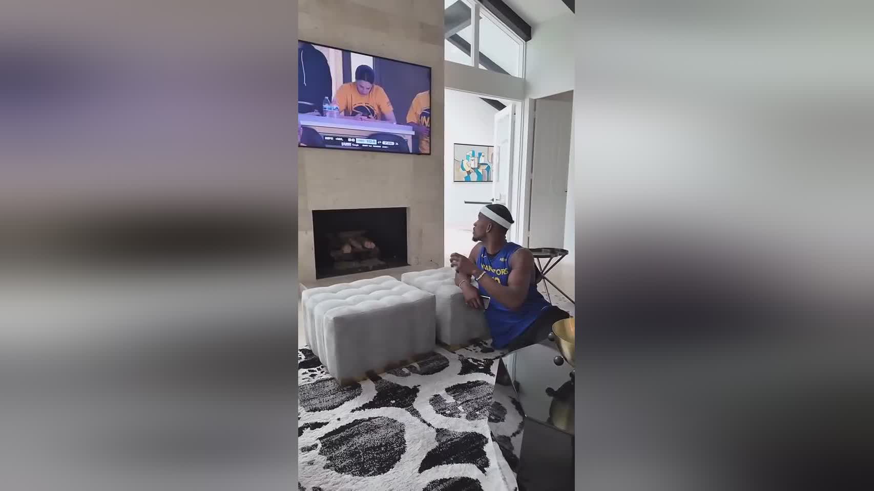 观察下东部对手？巴特勒INS晒视频 正看着雄鹿vs步行者G1直播