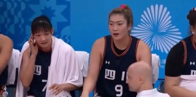 女篮李梦！颁奖典礼引热议，真不怪宫鲁鸣弃用她