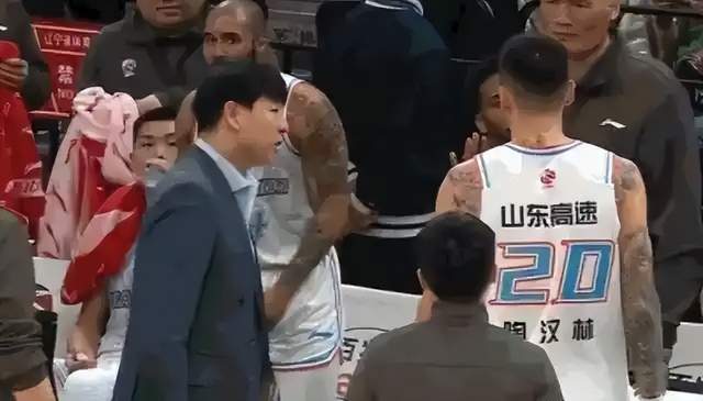 山东U22男篮从领先19分到惨败28分，巩晓彬难辞其咎，邱彪赢了