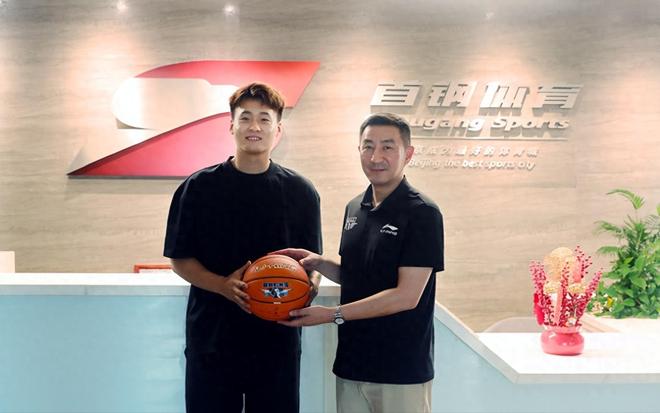 北京男籃新賽季陣容全部確定！八名國(guó)手所有球隊(duì)之最，外援拉胯