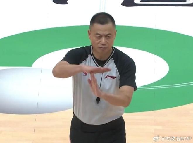 媒體人：新賽季CBA累計8次技犯停賽1場，從第9次起每次罰1萬元