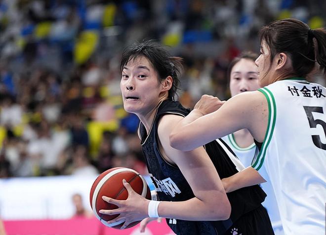 13分鐘砍18+5！中國女籃又一26歲2米中鋒崛起：宮魯鳴招進她？