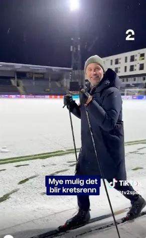 這雪有點大，歐冠賽前一名挪威記者在博德閃耀的球場邊線處滑雪