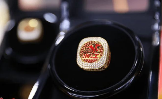 廣廈隊(duì)CBA總冠軍戒指曝光！球迷：怎么像是浙江隊(duì)奪冠一樣呢？