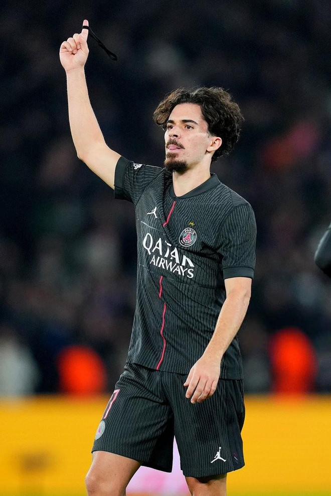 歐冠賽場戴帽，維蒂尼亞職業生涯首次單場打入3球