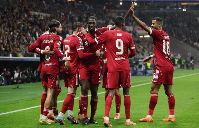 歐冠1-3落后！利物浦主場被打崩了，防守變豆腐渣，三線面臨潰敗