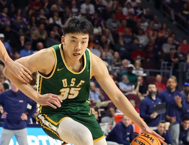 轟13分創新高！中國男籃20歲2米06新星留美閃耀：三分真準