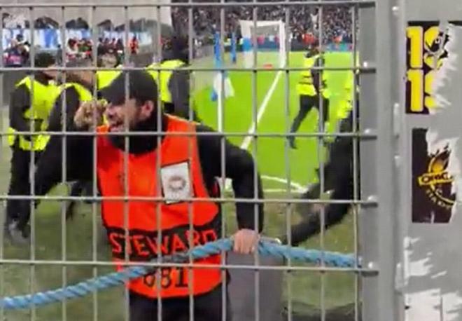 紐卡歐冠客戰輸馬賽，球場一保安對著客場球迷慶祝+做哭臉