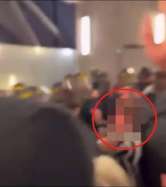 太陽報：馬賽vs紐卡有球迷在廁所發生關系，后男子與警察沖突