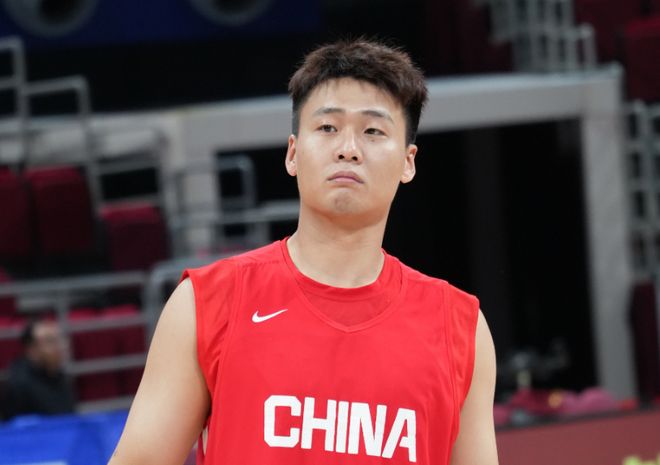 趙睿無緣首戰(zhàn)原因：綜合考慮身體健康狀況決定 疑腿部有傷照曝光