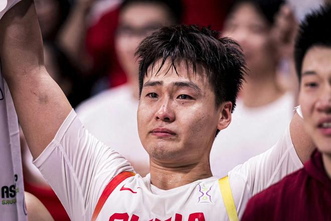 中國(guó)男籃12人名單對(duì)比亞洲杯12人有4個(gè)變化！曾凡博、張鎮(zhèn)麟回歸