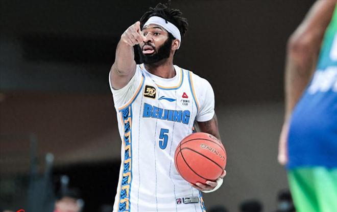 6家CBA球隊更新外援名單，易建聯合影女球迷，袁堂文因傷推遲體測