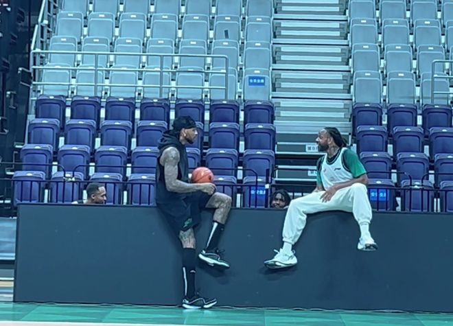 遼籃媒體人！四外談笑風生，烏戈帶6小將訓練，繼偉手帝回歸訓練