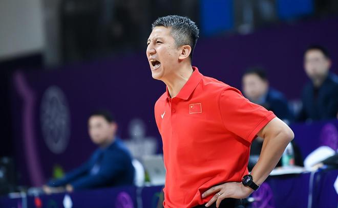 男籃3分惜敗！暴露出3個問題，2人要棄用，2人進首發，周琦需少用