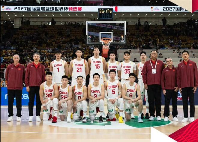 4分輸韓國(guó)！中國(guó)男籃有3大失誤，首發(fā)集體失靈，胡明軒僅2分