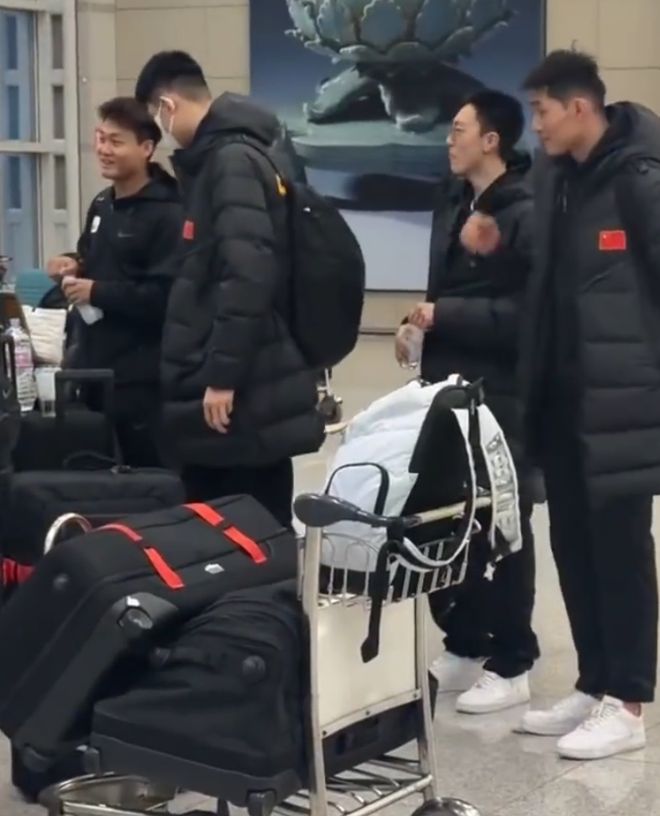 中國男籃抵達韓國！韓媒分析趙睿大概率出戰：為國家榮譽帶傷鏖戰