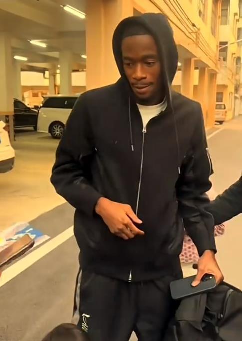 太受欢迎！广东新援回宿舍被球迷围堵 合影和签名显亲和力