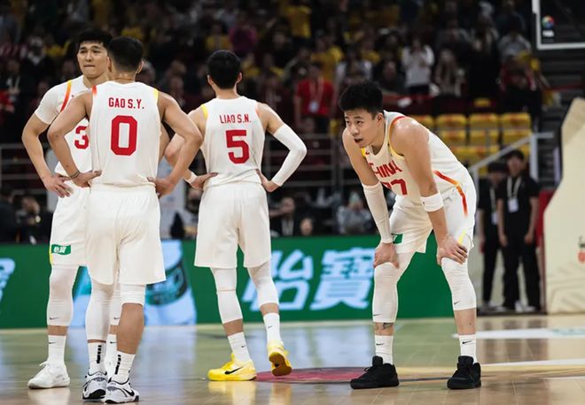 官宣缺席！中國(guó)男籃沿用12人名單，趙睿還是不打