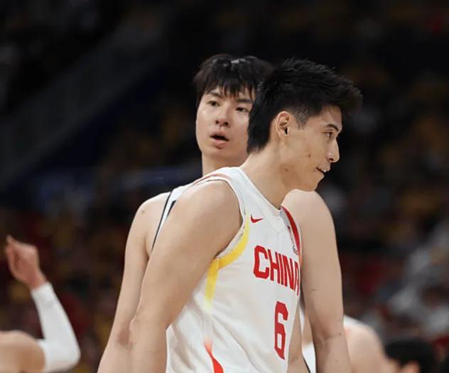 男籃慘敗韓國！程帥澎+2內(nèi)盡力，鋒線全崩，三分28中5，防守大空