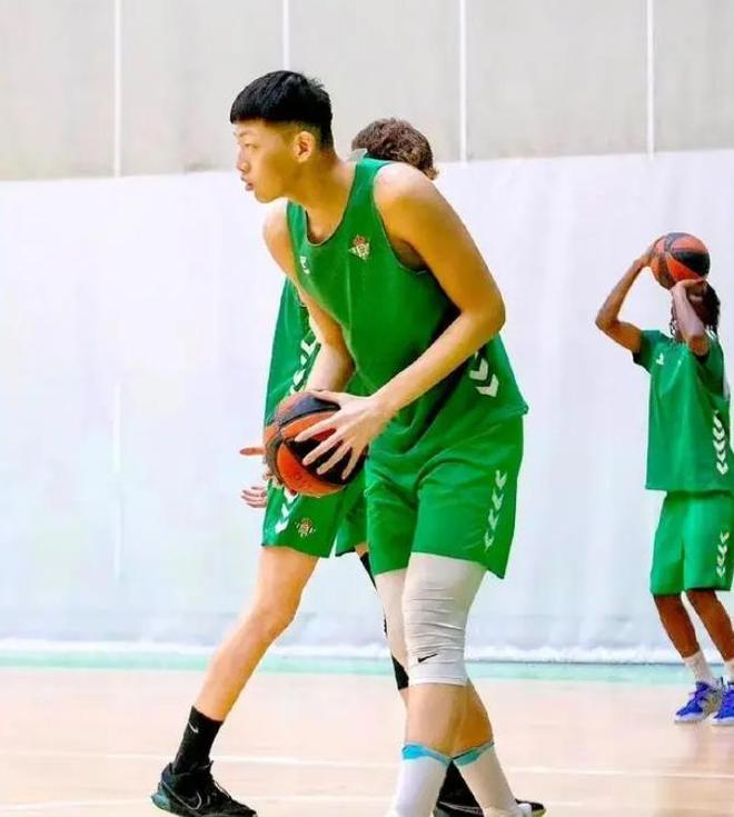 未來可期！遼籃內(nèi)線新星U19場均轟20.3+9.8 楊鳴又有中鋒可用