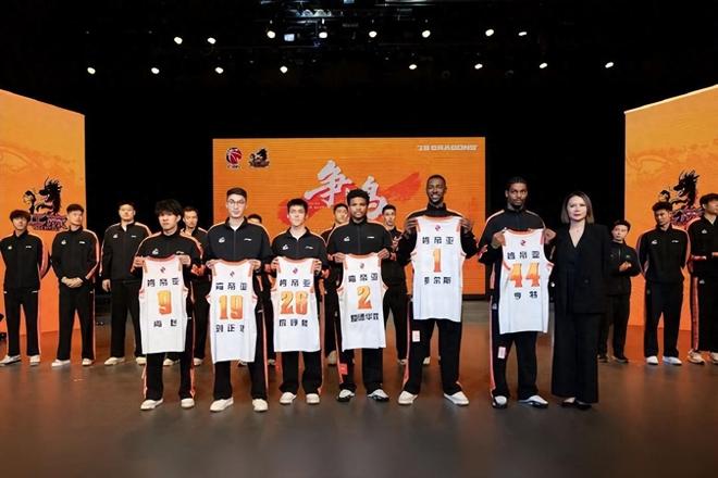 不擺爛了！CBA魚(yú)腩球隊(duì)怕被降級(jí)，大手筆投入沖擊季后賽