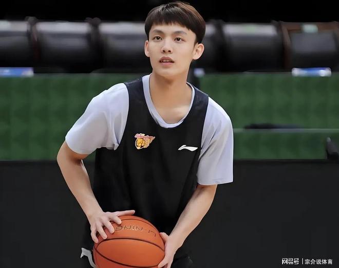 廣東隊(duì)突收壞消息，四大主力缺席，徐杰被球迷質(zhì)疑調(diào)侃中國(guó)男籃