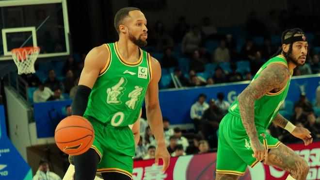 布朗轟21+3大發(fā)神威！小龍奧利弗聯(lián)手貢獻(xiàn)40分，遼籃大勝NBL勁旅