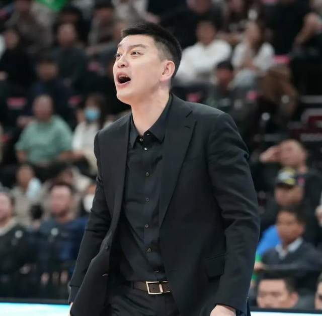 俱樂(lè)部杯首戰(zhàn)楊鳴完全麻木了！戰(zhàn)術(shù)不明確，用人混亂，該提速打快