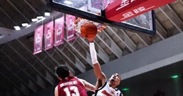 老将拼到喘，新星悄悄亮