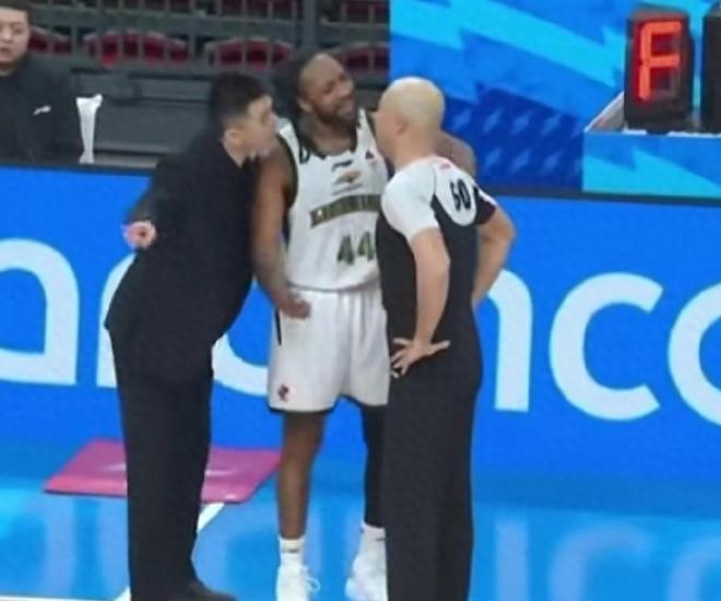 不忍了！杨鸣大闹技术台遭怒斥，球迷：闭嘴！深夜发视频隐晦还击