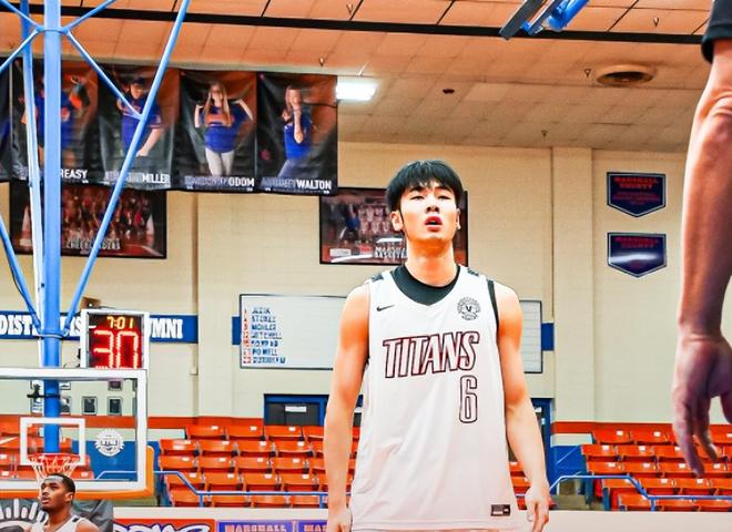 轰22+7夺连胜！中国男篮18岁2米03新星留美爆发：手握4所大学邀约